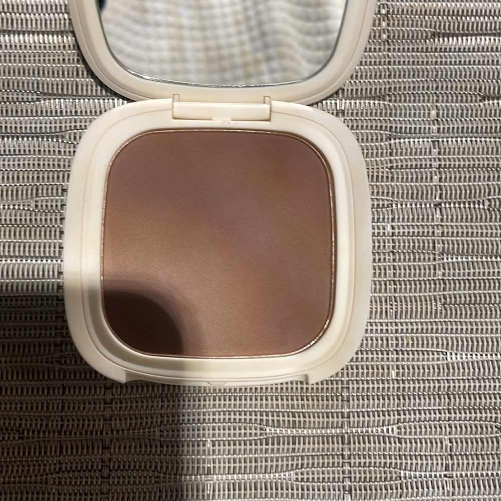 VESCA; Soft-Matte Bronzing Powder. - Picture 4 of 4